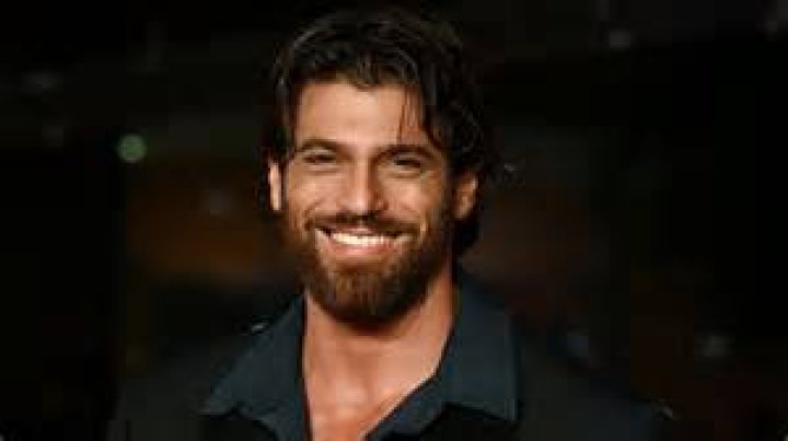 Can Yaman shows how to prepare before filming