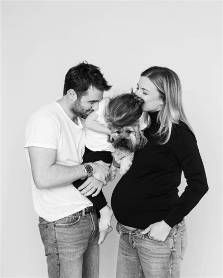 Emily vancamp pregnant