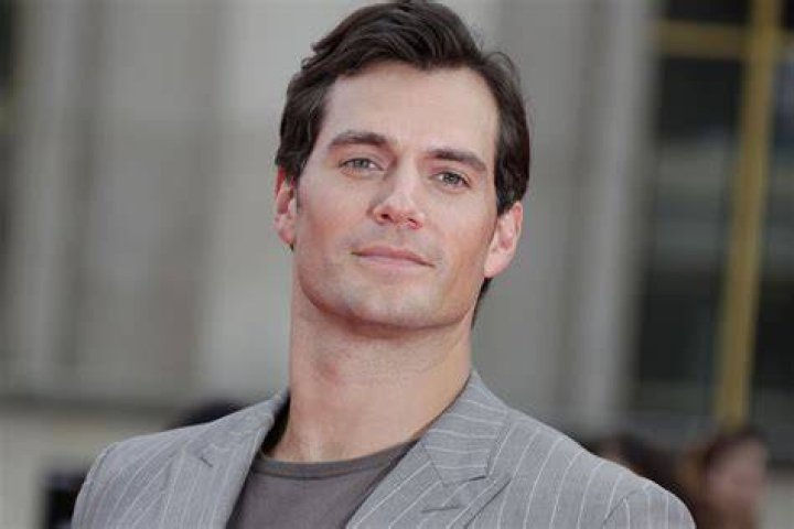 Henry Cavill Age, Net Worth, Girlfriend, Family, Height and Biography