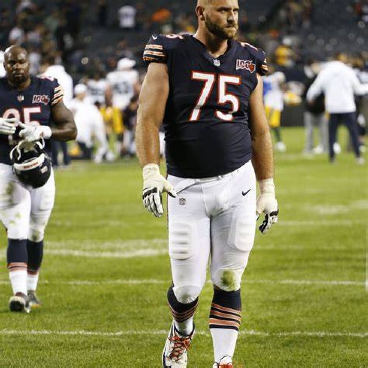 Kyle Long remains in Chicago, will not play on Sunday