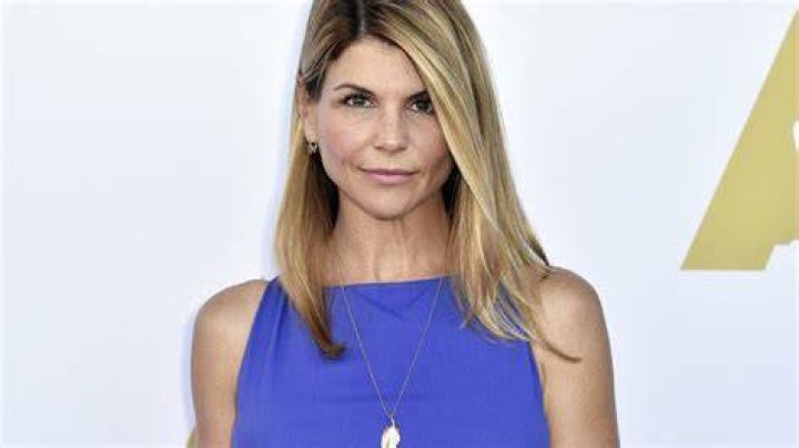 Lori Loughlin Teases 'Fuller House' Season 2 Twists