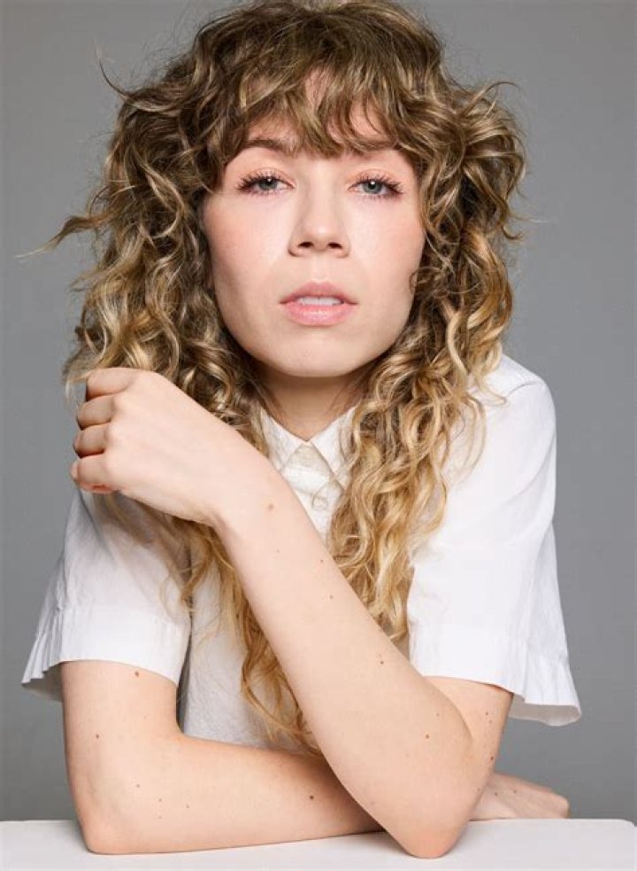 McCurdy Is 'Grateful' 1 Year After Memoir on Abusive Mom