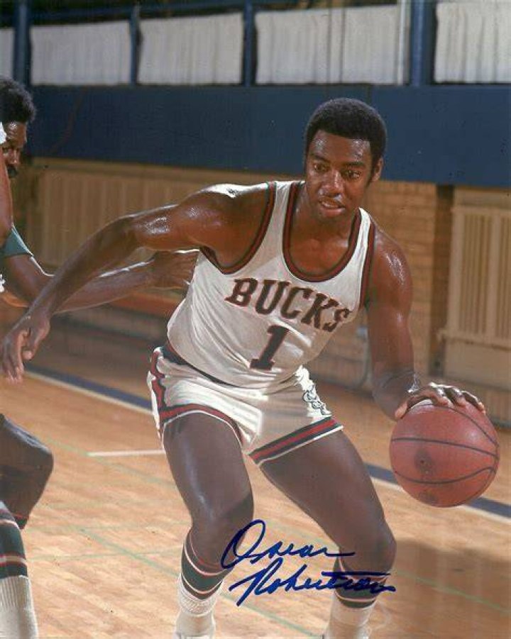 Milw Bucks OSCAR ROBERTSON Signed 16x20 Photo 4 AUTO Hall of Fame
