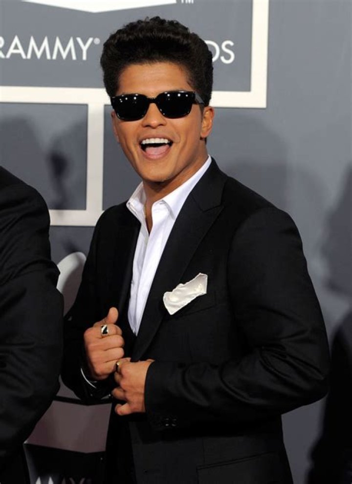 SABRINA NIDA ALHUSNA Bruno Mars 'Biography'