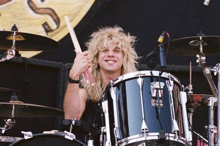 Steven Adler Drummer von Guns N'Roses nach Selbstverletzung in Klinik