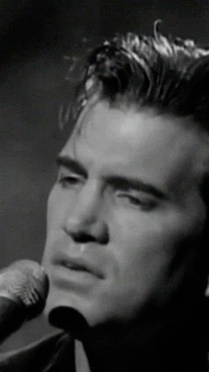 TOM082 Chris Isaak Iconic Images