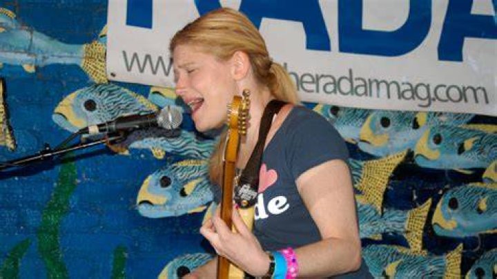 Watch Marnie Stern Sit In With Late Night&lsquo;s 8G Band Stereogum